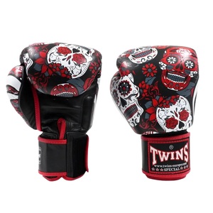Set de Muay Thai y Kickboxing Twins FBGVL con Diseño de 3 Calaveras, Precio al por Mayor, Guantes de Boxeo de Cuero Premium y Protector de Tibia - Product Image 2