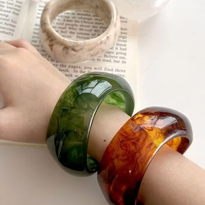 Pulsera de Resina Ecológica Hecha a Mano al por Mayor con Acabado Esmaltado, Opciones de Logotipo y Talla Personalizados - Marca Whimsy Art Craft - Product Image 3