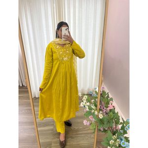 VESTIDO DE TRABAJO BORDADO EN SEDA MUSELINA VISCOSA FANCY CON MOSTAZA DUPATTA - Product Image 1