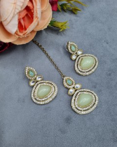Parure de bijoux de créateur pour femme : Collier exquis en perles et pierres taillées en trillion, avec boucles d'oreilles et mangtika – Vente en gros - Product Image 3
