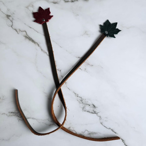 Marcapáginas de lujo de cuero con diseño de hoja de arce, duradero, diseñado para lectura elegante y uso diario, a la venta a un precio razonable. - Product Image 4