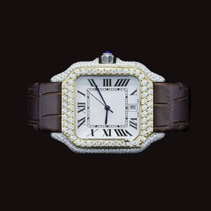 Reloj de Cuarzo con Diamantes Moissanite de Lujo y Calidad Premium, Regalo para Parejas, Correa de Cuero Marrón, Esfera Blanca Cuadrada, Disponible para la Venta - Product Image 1