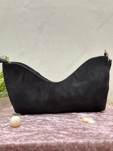 Sac à main noir en forme de croissant avec chaîne dorée et ornements en pierres mélangées – Accessoire de soirée élégant à porter à l'épaule - Product Image 5