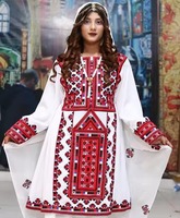 Robe longue élégante en mousseline de soie blanche de style Balochi, richement ornée de panneaux brodés de fils géométriques rouges et noirs, avec un foulard assorti.