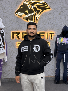 Nouveau sweat à capuche zippé noir oversize pour homme avec logo brodé, style streetwear, en molleton bouclette, avec poches et logo frontal, manches classiques, collection automne - Product Image 1