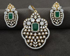 Elegante y Moderno Juego de Collar con Colgante de Cadena de Eslabones de Latón Chapado en Oro con Circonitas y Pendientes para Mujer, Colección para Bodas y Fiestas - Product Image 2