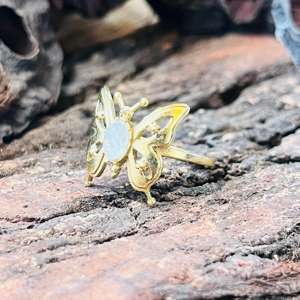 Anillo de mariposa con piedra lunar, anillo llamativo con diseño de insecto, anillo de latón dorado con temática natural, anillo inspirado en la naturaleza, venta al por mayor - Product Image 6