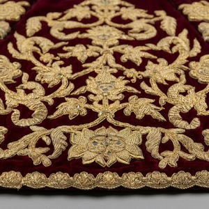 Delantal de terciopelo color borgoña oscuro para mujer con bordado dorado y diseño floral, talla adulta - Product Image 4