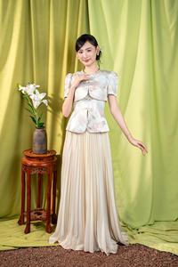 ชุดเดรสผู้หญิง KAMIKI เสื้อผ้าเวียดนามลายโบรเคดสำหรับพิธีการ พร้อมลวดลายภูมิทัศน์ - ดีไซน์เอวทรงเปปลัมสีงาช้าง สไตล์หรูหรา KPP20 - Product Image 2