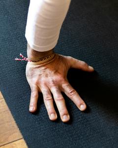 Tapis de yoga classique en caoutchouc double couche, conçu pour un confort accru, une meilleure adhérence et une durabilité accrue, parfait pour le yoga quotidien. - Product Image 1