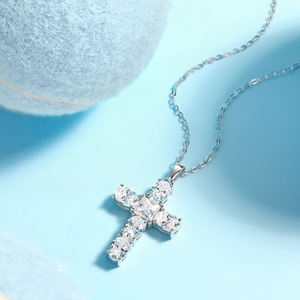 Pendentif Croix Plaqué Rhodium avec Pierres de Zircon Serties Griffe, Bijou Religieux, Collier Unisexe Tendance - Product Image 1
