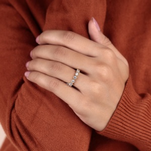 Bague d'éternité en or jaune 14 carats avec diamants de laboratoire sertis à la milgrain, bague de mariage empilable avec diamants ronds pour elle - Product Image 4