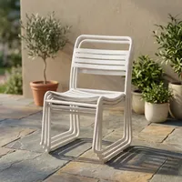 Chaise empilable moderne en métal blanc avec dossier à lattes pour salon et salle à manger