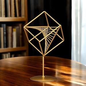 Elegante escultura geométrica de alambre dorado en forma de cubo, objeto decorativo para mesa, hogar, interior, oficina, escritorio y estantería, de la India. - Product Image 3