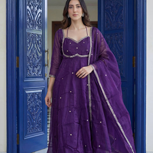 Ramdev Trading Kurta/Kurti de Seda Fandy para Mujer con Bordado de Seda y Lentejuelas para Fiestas - Disponible en Stock - Product Image 1