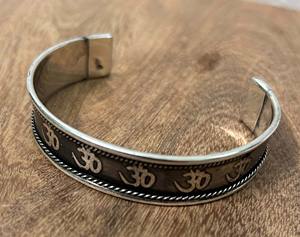 Brazalete de Metal Hecho a Mano con Alambre Plateado, Diseño Grabado con Mantra Aum, Ajustable, Unisex, Ancho, para Aliviar la Artritis, Color Plateado - Product Image 4