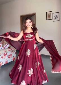 Ensemble ANARKALI PENT DUPATTA en soie lourde brodée de motifs raffinés - Product Image 2