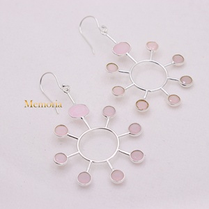 Boucles d'oreilles pendantes en argent sterling 925 avec cabochon en quartz rose naturel, motif soleil, collection Memoria Jewels, vente en gros - Product Image 4