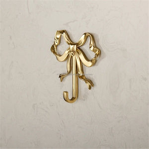 Ganchos de pared de latón con acabado manual que ofrecen una artesanía de calidad y un calor visual a las soluciones de almacenamiento montadas en la pared en interiores de hogares. - Product Image 2