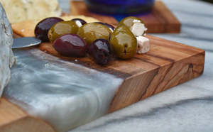 Planche à découper en bois d'acacia écologique et résine époxy, artisanale de qualité supérieure, idéale pour la charcuterie, les fromages, le pain et une table élégante - Product Image 4