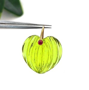 Colgantes de Corazón Tallados a Mano con Cuarzo Peridoto - Dijes de Piedra Doble para Hacer Collares DIY - Product Image 1