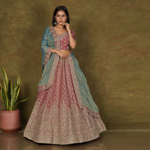 Lehenga Choli en soie avec broderie dense sur toute la surface, dupatta contrastant et bordure ornée – Ensemble pour fêtes et plage - Product Image 3