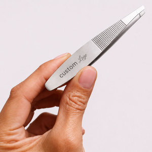 Pinzas de Precisión de Acero Inoxidable con Punta Inclinada y Agarre Ancho, Herramienta de Belleza para Depilación de Cejas con Logotipo Personalizado - Product Image 1