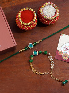 Rakhi Tradicional de Perlas Verdes con Cadena Dorada para Bhabhi, Joyería Hecha a Mano con Hilo Ajustable, Regalo para Hermanos en Raksha Bandhan - Product Image 4