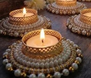 Porte-bougie chauffe-plat en perles acryliques faites à la main, élégant, style classique indien du Rajasthan, pour Diwali, mariages, anniversaires, fêtes et festivals. - Product Image 1