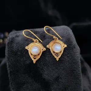 Pendientes de latón con piedra lunar arcoíris blanca natural - Product Image 4