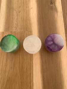 Boutons de porte ronds en résine au design côtier élégant avec finition brillante, couleurs vibrantes, écologiques, faits à la main pour les portes de placards modernes - Product Image 6