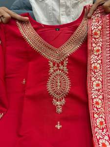 Kurta en soie Berry Berry orné de broderies mécaniques complexes, accompagné d'un pantalon et d'un dupatta Kanjivaram à rayures Zari. - Product Image 5