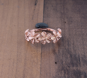 แหวนดอกกุหลาบสีโรสโกลด์ แหวนกุหลาบเล็กๆ แหวนหมั้นลายดอกไม้ เครื่องประดับที่ได้แรงบันดาลใจจากธรรมชาติ ของขวัญวันครบรอบสำหรับเขา - Product Image 4
