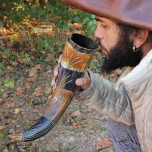 M.I.G. en Oferta Jarra Vikinga Vintage Hecha a Mano con Cuerno de Búfalo Natural, Pulida, Ecológica, para Cerveza y Vino - Product Image 2