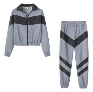 Ensemble de survêtement unisexe gris et noir à blocs de couleur, imprimé sur le devant, avec veste à capuche et pantalon, en nylon léger et sportif, vente en gros - Product Image 1