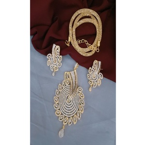 Impresionante conjunto de collar y pendientes de latón con circonitas chapadas en oro de primera calidad, ideal para bodas, para mujer. - Product Image 1