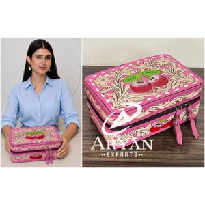 Étui à bijoux en cuir véritable rose gaufré style vintage à motif floral cerise, organisateur de voyage pour bagues et colliers – Meilleures ventes - Product Image 1