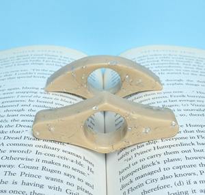 Marcapáginas Ligero de Resina con Forma de Pulgar para Novelas - Product Image 1