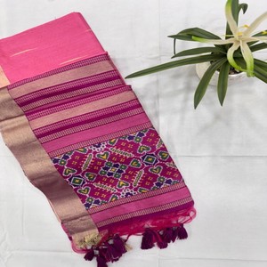 Sari en soie brute Khadi doux VASTRA COTTAGE avec pallu Meena Patola coloré, tissage Ikat, bordure Zari et pièce de blouse contrastante - Product Image 1