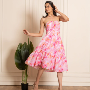 Robe d'été rose pâle en crêpe à volants pour femme, col halter, imprimé floral, longueur genou |   Tenue de soirée décontractée, look élégant pour femmes - Product Image 1