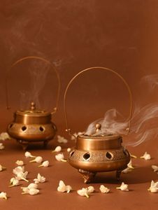 Elegante Quemador de Incienso Metálico con Bandeja Recolectora de Cenizas para Rituales Espirituales en Interiores y Uso de Fragancias - Product Image 6