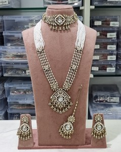 Parure de bijoux de mariée traditionnelle Kundan avec collier long, boucles d'oreilles, mang tika, perles de rocaille multirangs et perles perlées - Vente en gros - Product Image 4