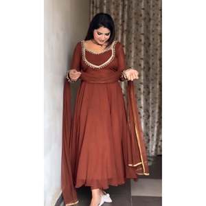 Ensemble Designer A-Line Pent & Dupatta en Chiffon Fox Lourd avec Taille Empire et Couche Transparente pour Tenue de Soirée - Product Image 3