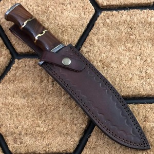 Couteau de survie Bowie en acier Damas fait main sur mesure, pointe droite, manche en Micarta, entretoises en laiton, bolster en Damas - Product Image 4