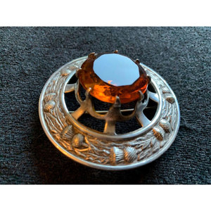 Broche Escocés de Cardo con Piedra Central Grande Color Citrino, Metal Plateado, Diseño a Cuadros para Atuendos - Product Image 6