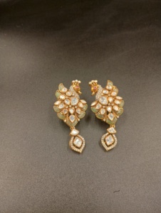 Boucles d'oreilles pendantes tendance en forme de fleur plaquées or 24 carats de luxe avec serti clos pour femme, bijoux de mariage - Product Image 3