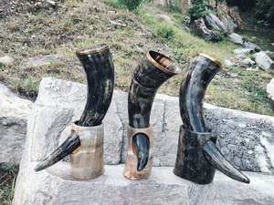 Corne à boire personnalisée en corne de buffle, style viking, blanc et noir, élégante et moderne, pour la table, idéale pour les cadeaux de fête - Product Image 4