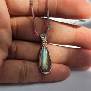 Collar con colgante de piedra lunar arcoíris hecho a mano con cuentas facetadas multicolores, joyería de moda para mujer, joyería al por mayor - Product Image 1