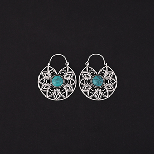 Pendientes de Aro Modernos de Latón Plateado con Baño de Oro y Diseño Floral Calado - Product Image 3