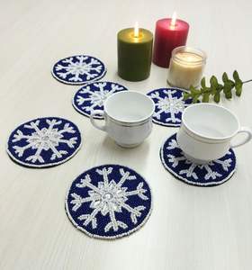 Juego de posavasos de cuentas de vidrio con diseño de copo de nieve, redondos, azules y blancos, con base de tela, para la temporada de invierno, accesorio decorativo para la mesa navideña. - Product Image 1